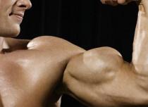 Kaip išpumpuoti bicepsą be hantelių ir štangos namuose?